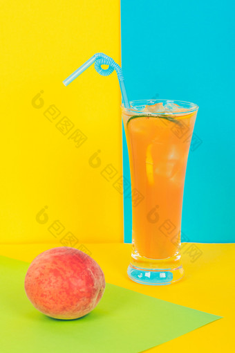 桃子与橙汁拼色背景
