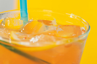 一杯冰爽橙汁的特写微距图片