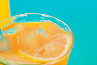 一杯冰爽橙汁的特写图片