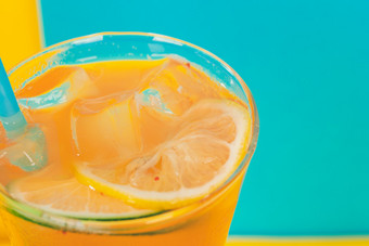 夏天冰爽橙汁的微距特写图片