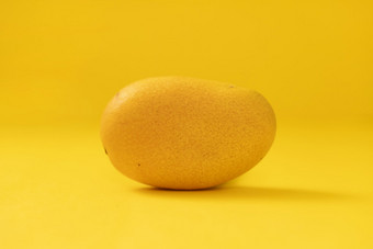 一颗芒果特写图片黄色背景