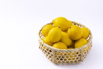 果篮里的柠檬白底图
