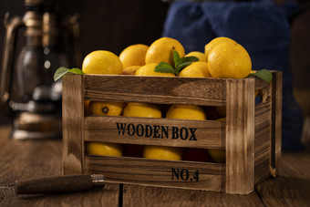 木箱里的水果柠檬图片