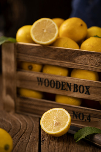 装在木箱里的柠檬<strong>水果素材</strong>