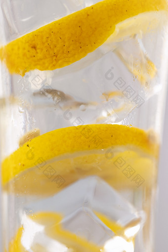 柠檬冰块冷饮特写图片