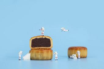 美食月饼太空人微缩创意图片