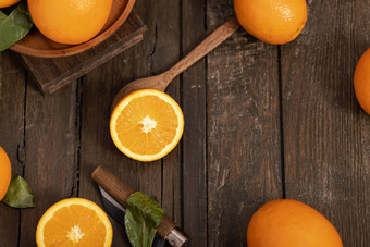 木桌上的水果橙子图片