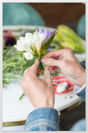 花艺师鲜花包装特写摄影图片