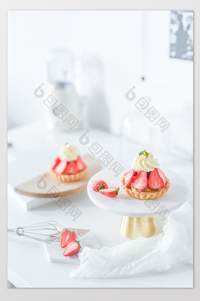 亮调白色美食甜品草莓蛋糕甜蜜静物摄影图片图片