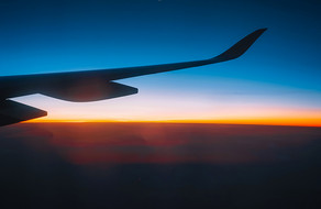 旅途中飞机上的日出晨曦摄影图图片