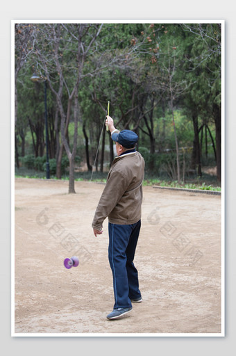 全民健身老年人玩空竹图片