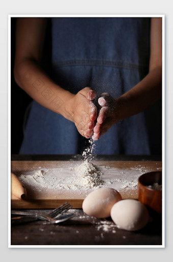 烘焙烹饪洒粉场景摄影特写图图片