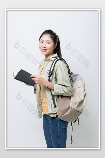 女性青年学生看书阅读摄影图片
