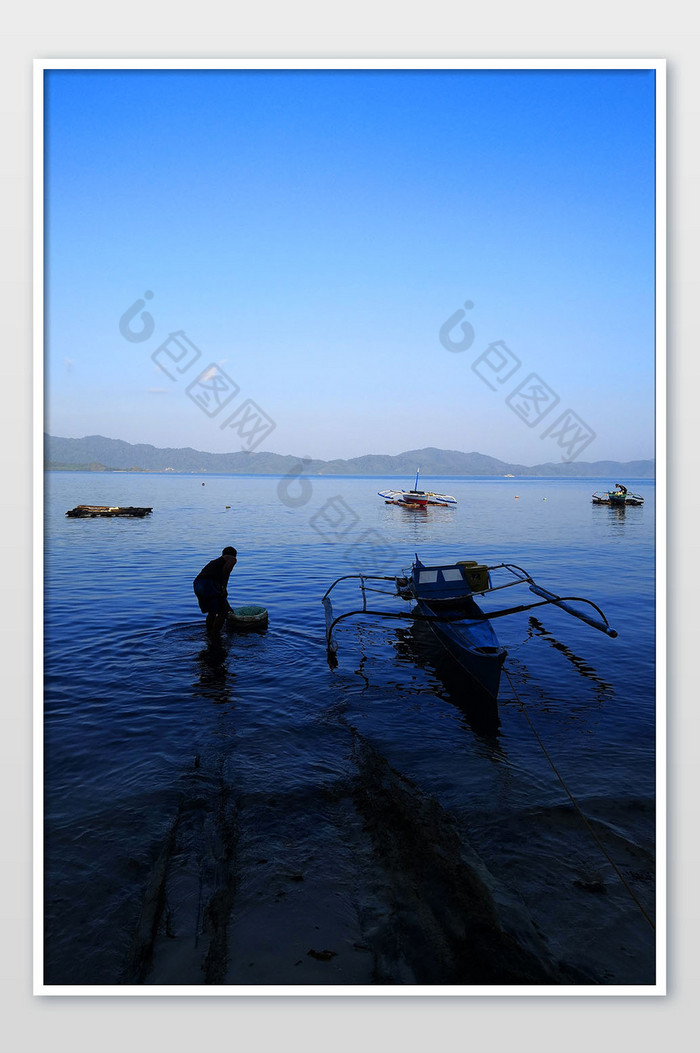 东南亚清晨捕鱼归来的渔民摄影图图片图片