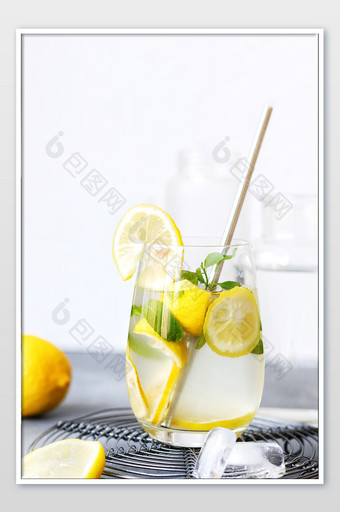 清晨一杯柠檬水补充维生素图片
