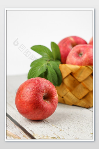 大气木板上的苹果摄影图图片