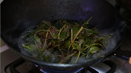 野菜香椿芽春天野味中餐制作实拍视频素材