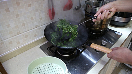 野菜香椿芽春天野味中餐制作实拍视频素材