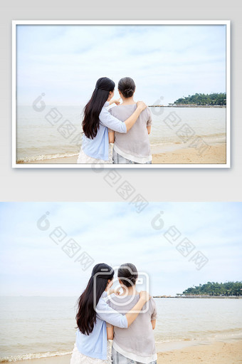 母亲节温馨母女海边散步图片