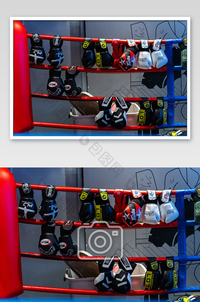 悬挂在拳击场护栏的拳击手套图片图片