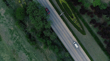 超美的航拍防护林公路视频