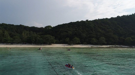 湛蓝海洋水上运动多人香蕉船玩乐