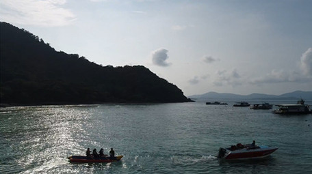 湛蓝海洋水上运动多人香蕉船玩乐