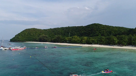 湛蓝海洋水上运动多人香蕉船玩乐