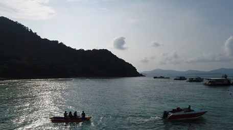 湛蓝海洋水上运动多人香蕉船玩乐