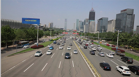 城市车水马龙汽车马路实拍视频