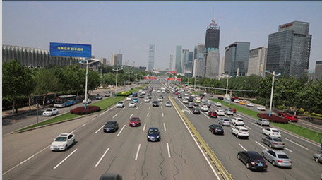 城市车水马龙汽车马路实拍视频