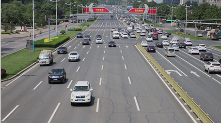 城市车水马龙汽车马路实拍视频