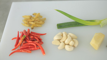 厨师戴上帽子准备工作实拍切菜视频素材