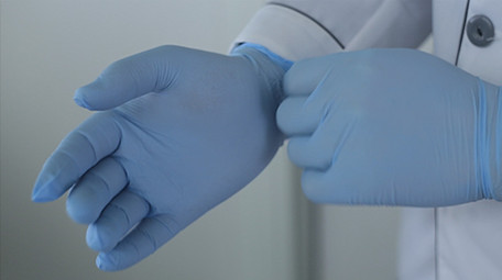 厨师戴上帽子准备工作实拍切菜视频素材