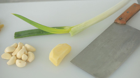 厨师戴上帽子准备工作实拍切菜视频素材