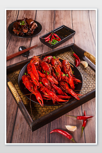 红色麻辣小龙虾木纹背景托盘美食摄影图片