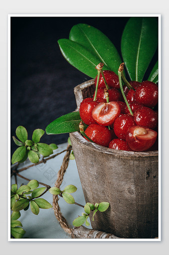 一桶新鲜的樱桃摄影图图片