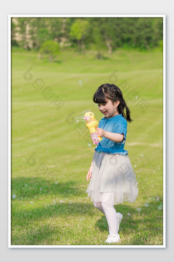 六一儿童节户外阳光童年草地彩色泡泡玩具图图片