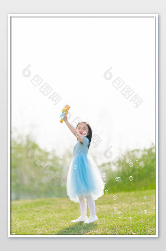 六一儿童节户外童年草地彩色泡泡摄影图片