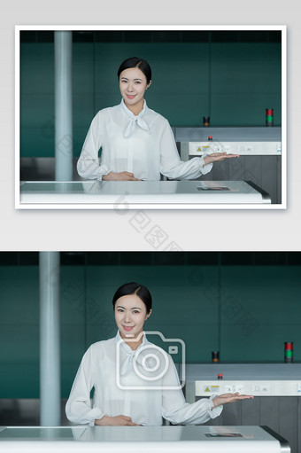 机场值机柜台服务人员形象展示摄影图片