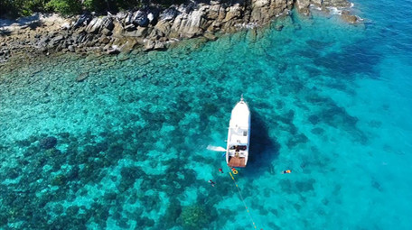 高空航拍果冻色的海洋上多角度豪华单体游艇