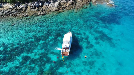 高空航拍果冻色的海洋上多角度豪华单体游艇