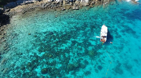 高空航拍果冻色的海洋上多角度豪华单体游艇