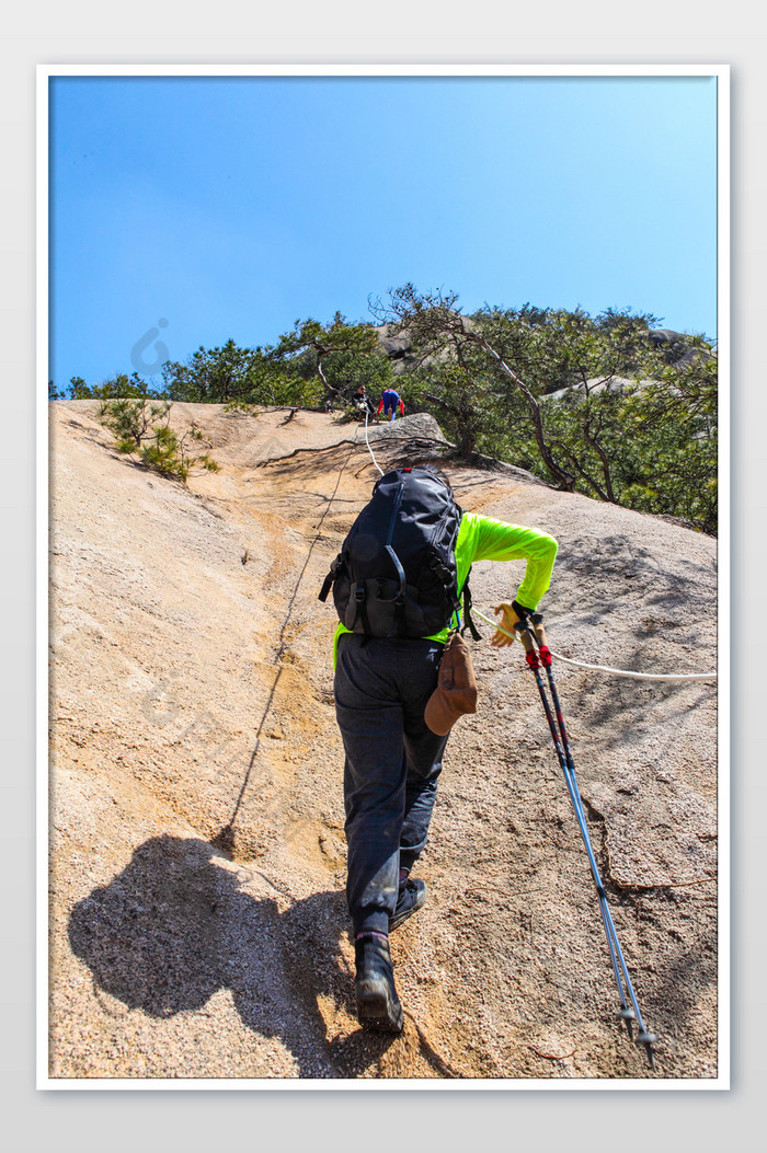 安徽黄山悬崖峭壁攀岩徒步惊险刺激背影图图片图片
