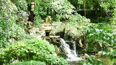 唯美济南趵突泉景区标志水流浇花喷头特写