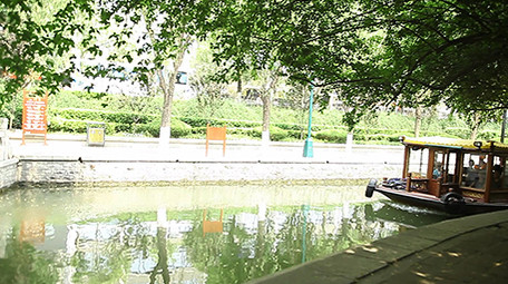 唯美济南趵突泉景区标志水流浇花喷头特写