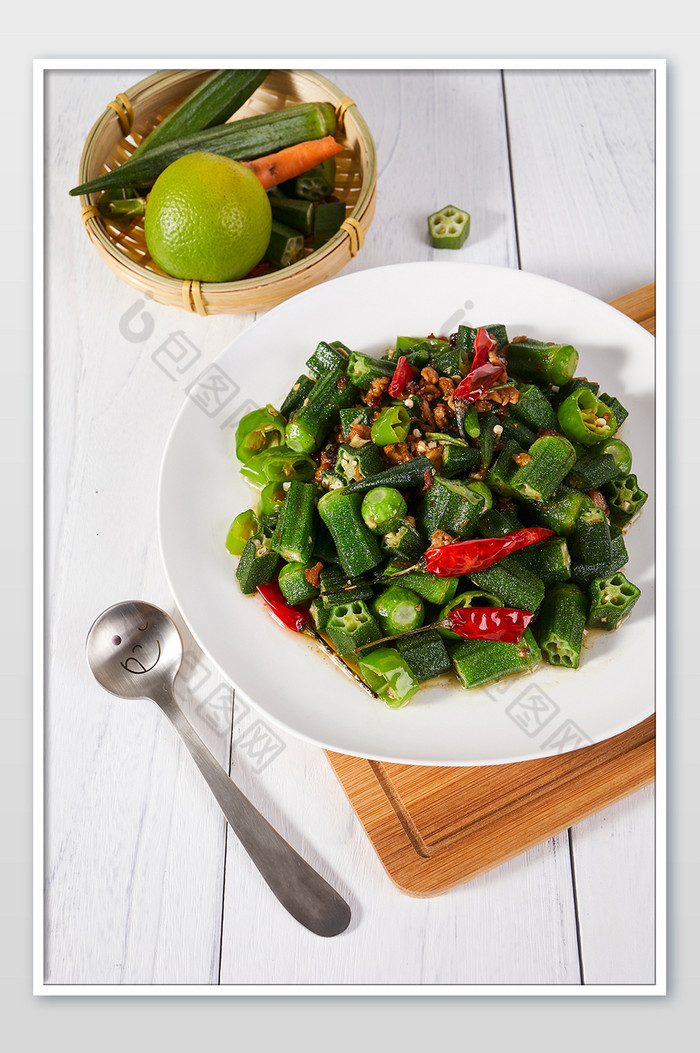 绿色秋葵蔬菜炒菜木板场景美食摄影图片图片