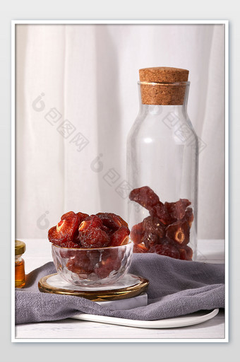 半梅蜜饯零食场景玻璃木板果干美食摄影图片