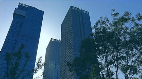 城市公交公共交通公交车扶梯标识牌日常生活