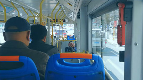 城市公交公共交通公交车扶梯标识牌日常生活